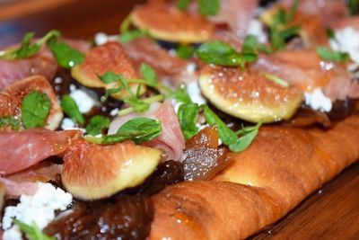 Fig flatbread pizza