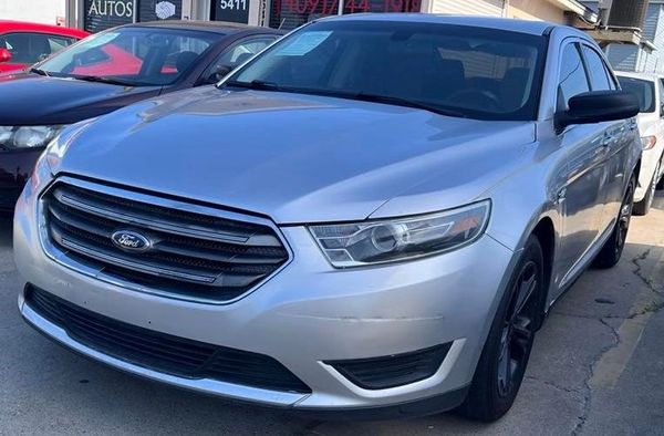 2015 Ford Taurus SE's photo