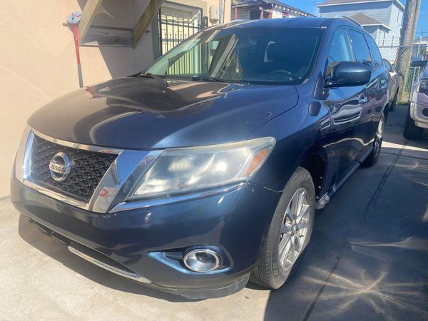 2015 Nissan Pathfinder SV's photo