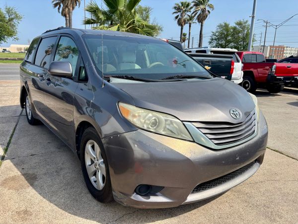 2012 Toyota Sienna LE's photo