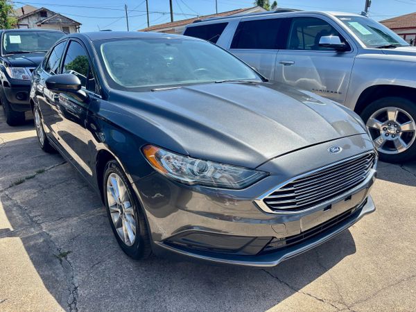 2017 Ford Fusion SE's photo