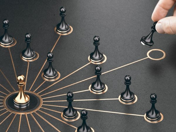 Chess pawns connecting to a golden pawn symbolizing leadership.