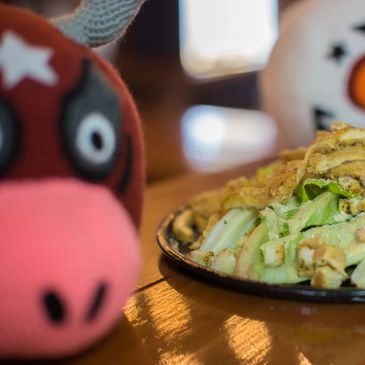 Ensalada fresca servida con milanesa, restaurante de cocina mexicana con temática de lucha libre.