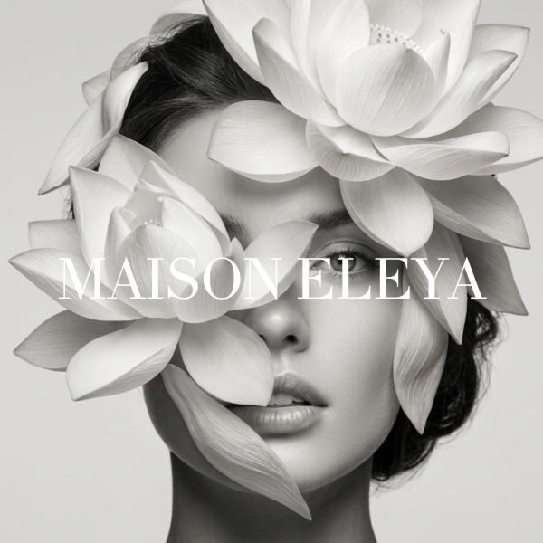 Portrait artistique d'une femme avec des fleurs géantes sur le visage.
