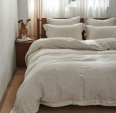 Cozy beige bedding in a minimalistic bedroom.