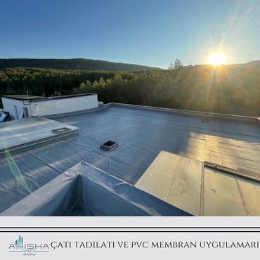 Güneş ışıkları altında yeni kaplanmış düz çatı.
