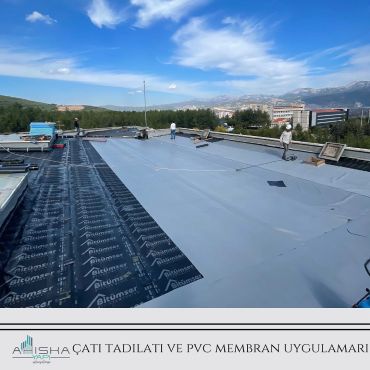 Çatı tadilatı ve PVC membran uygulaması yapılıyor.