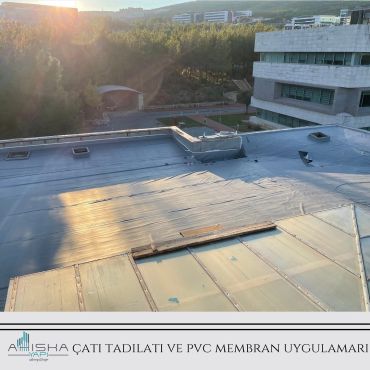 Güneş ışığı alan çatı tamiratı ve PVC membran uygulaması.