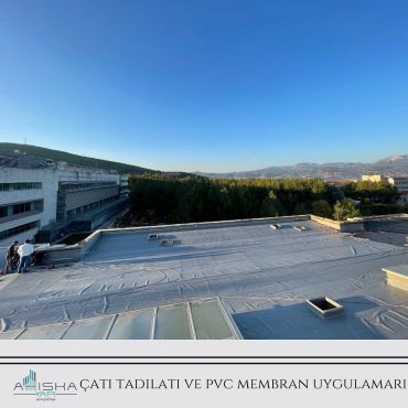 Geniş bir çatı tamirat ve membran uygulaması manzarası.