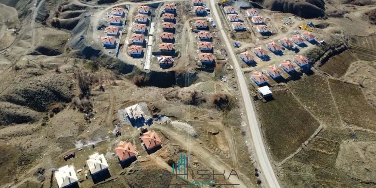 Yeni yapılan bir konut sitesi havadan görünümü.