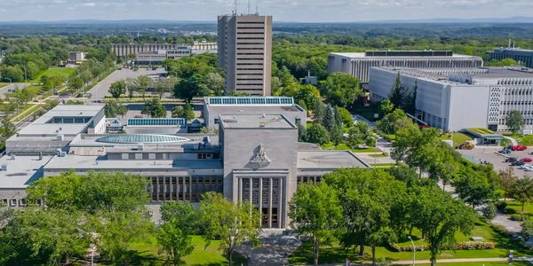 Vue aérienne d'un campus universitaire.