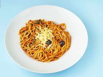 Spaghetti  Oliven und Tomatensoße, Knoblauch und frischem Basilikum