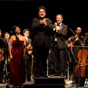 Venus Rey Jr recibiendo el aplauso del público