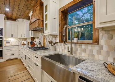 Farmhouse Sink, gas cooktop