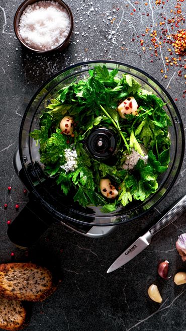 Procesador de alimentos de la marca Cuisinart, preparando un pesto para una pasta