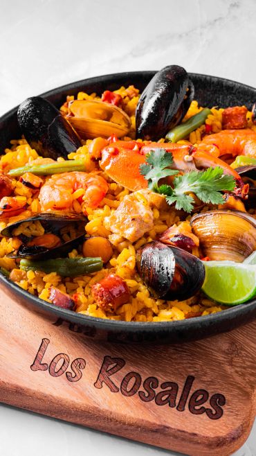 Paella valenciana, fotografía para un restaurante, haciendo hincapié en el factor tasty y foodporn