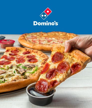 Pizza de pepperoni de Domino's Pizza, con un dip de Salsas Negras para aderezar y dar más sabor