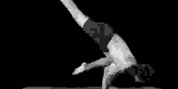 Pepi Camponovo from Yoga Grooves in Fremantle and Scarborough doing ekapada bakasana