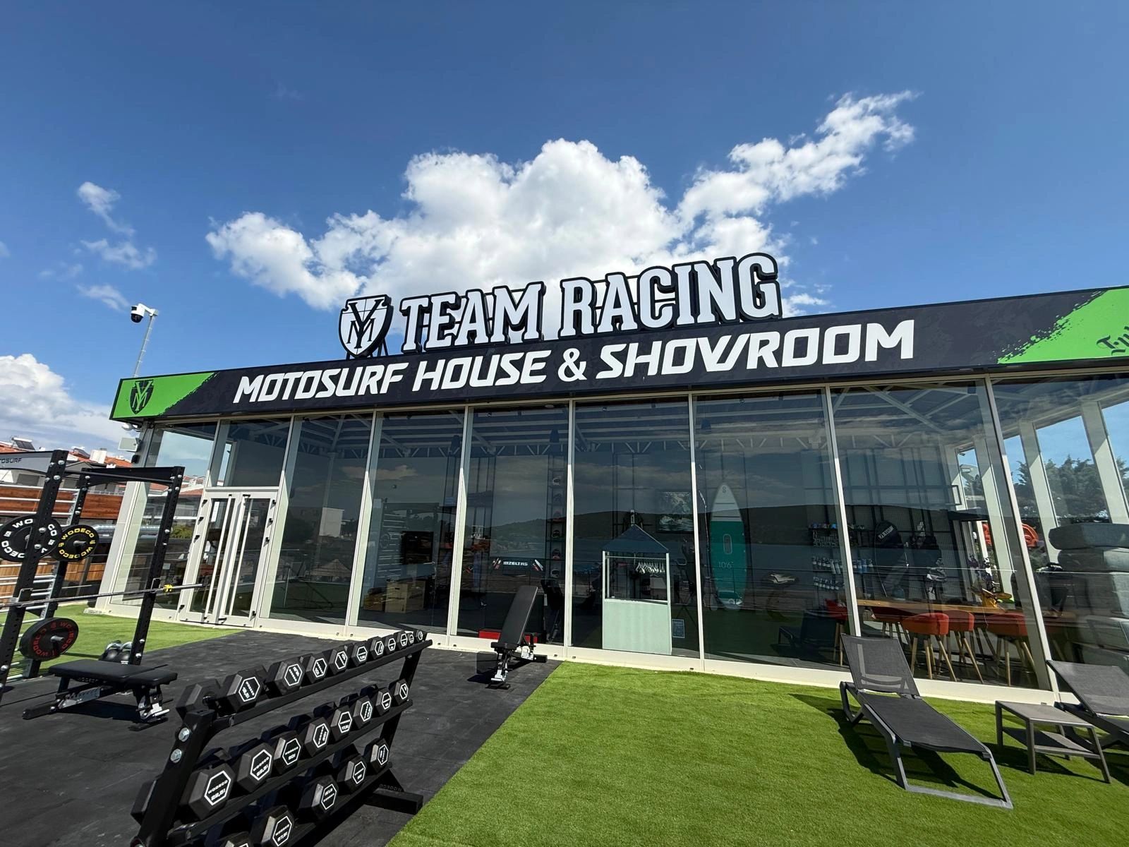 TEAM RACING motosurf evi ve showroom dış görünümü.