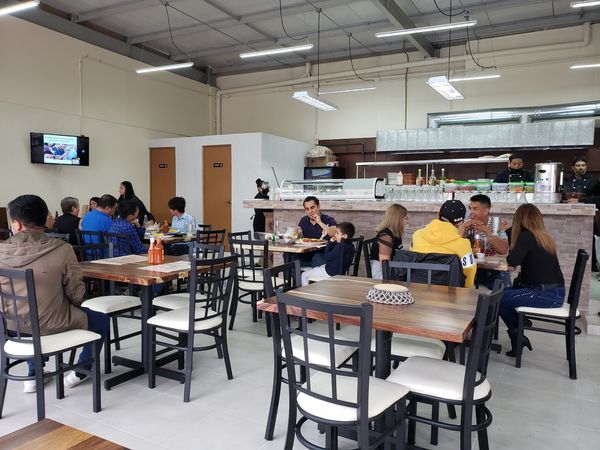 los platillos y todos los alimentos son preparados con limpieza y  ponemos la cocina a la vista de n