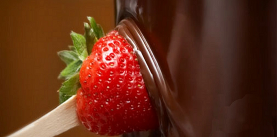 Strawberry in melted chocolate fondue