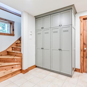 Rangement sur mesure dans un sous-sol résidentiel