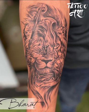 Tattoo Nasha, a majestic lion and stoic Spartan warrior are depicted in a powerful and dynamic.