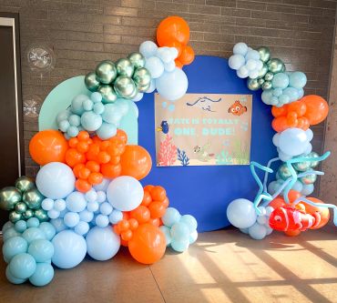 Colorful balloon arch with underwater theme.