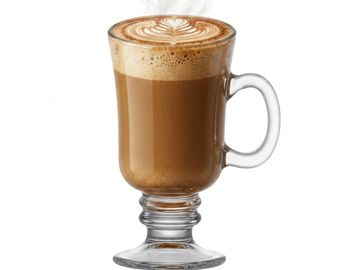 Café com leite decorado em copo transparente.