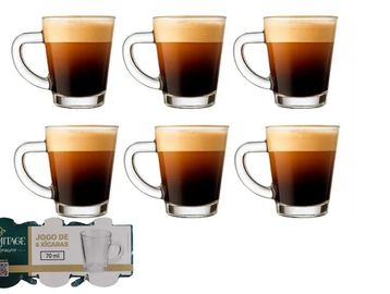 Conjunto de seis copos de vidro com café.
