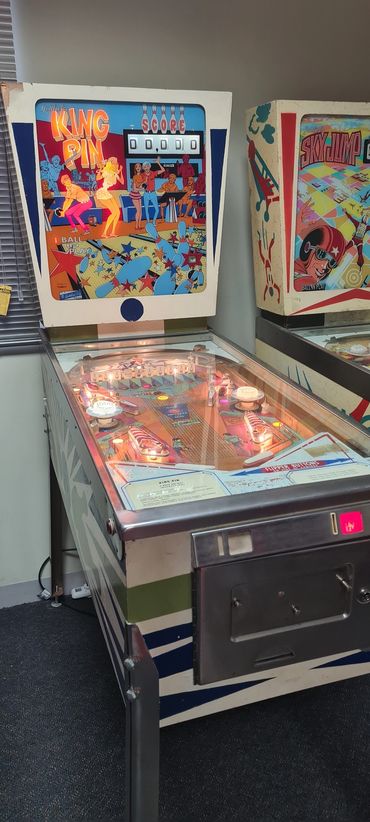 1973 Gottlieb "KING PIN" 10 drop targets and all the charm of a 70s Pinball