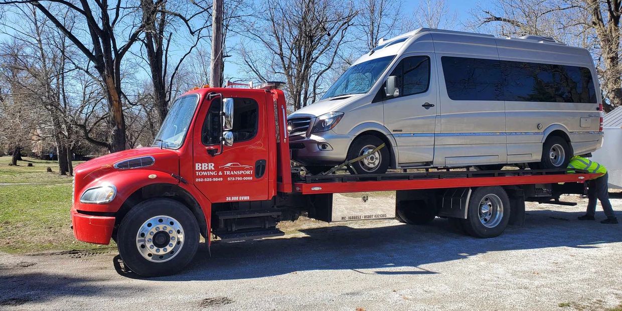 Tow truck servicing New London Missouri roadside