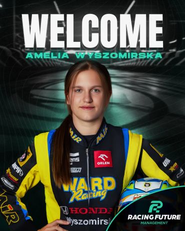 Amelia Wyszomirska powitalna na zdjęciu z logo Racing Future.