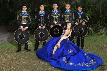 quinceanera tradicional con chambelanos vestidos de charros mexicanos 