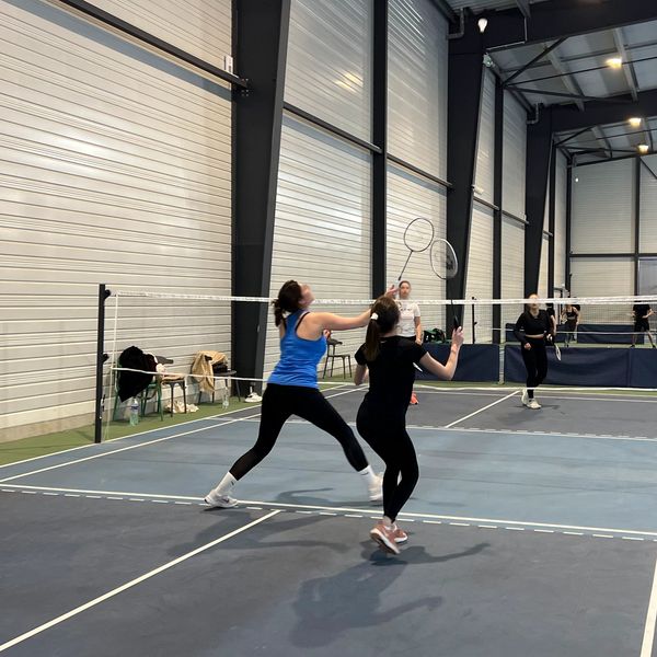 Badminton indoor – fun & ludique – esprit sportif – échanges rapides – en famille ou entre amis – to