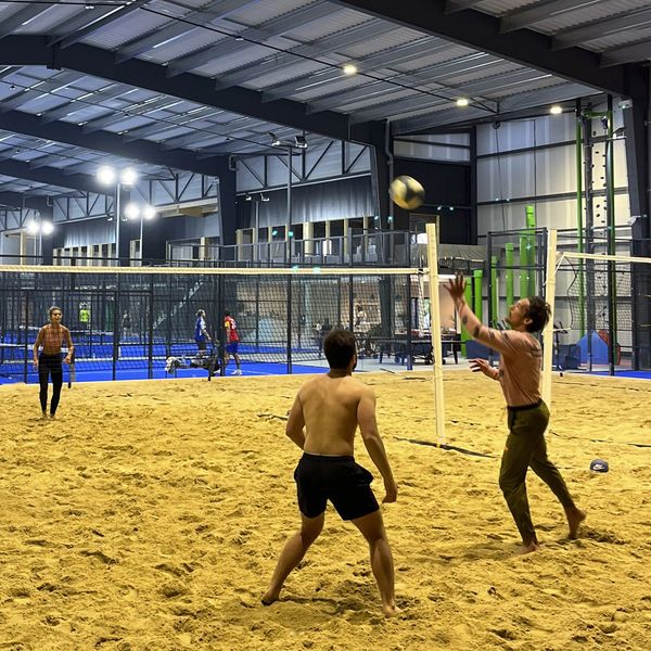 Beach volley indoor – sable – esprit vacances – fun & convivial – sport collectif – en famille ou en