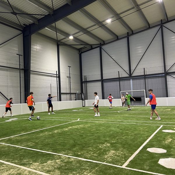 Foot à 5 indoor – terrain synthétique – jeu rapide – esprit d’équipe – fun & intensité – tous niveau