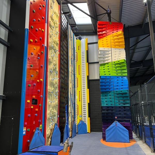 Un mur d’escalade indoor fun et coloré, ludique, sécurisé et accessible à tous…
le terrain de jeu pa