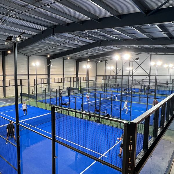 Padel indoor – terrains multiples – moderne – lumineux – convivial – sportif – accessible à tous niv