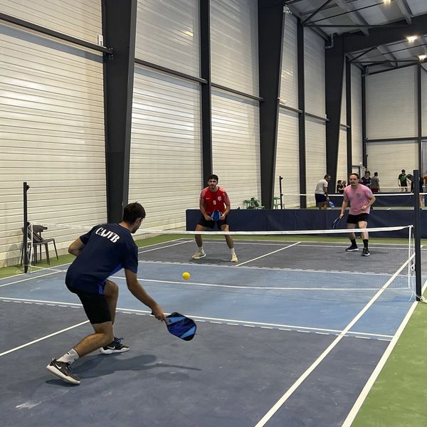 Pickleball indoor – fun & tendance – ludique – échanges rapides – accessible à tous niveaux – en fam