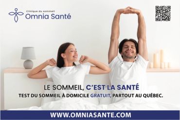 Couple qui s'étire après une bonne nuit de sommeil.