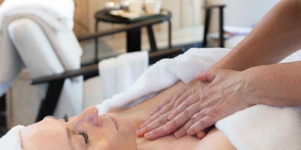 Ontspannende massage in een spaomgeving.