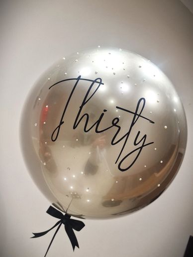 Large helium balloon for a 30th birthday with pearls 