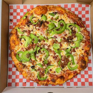 Pepperoni, Bacon, Mushroom and green pepper makes a perfect deluxe for pizza delivery on game day