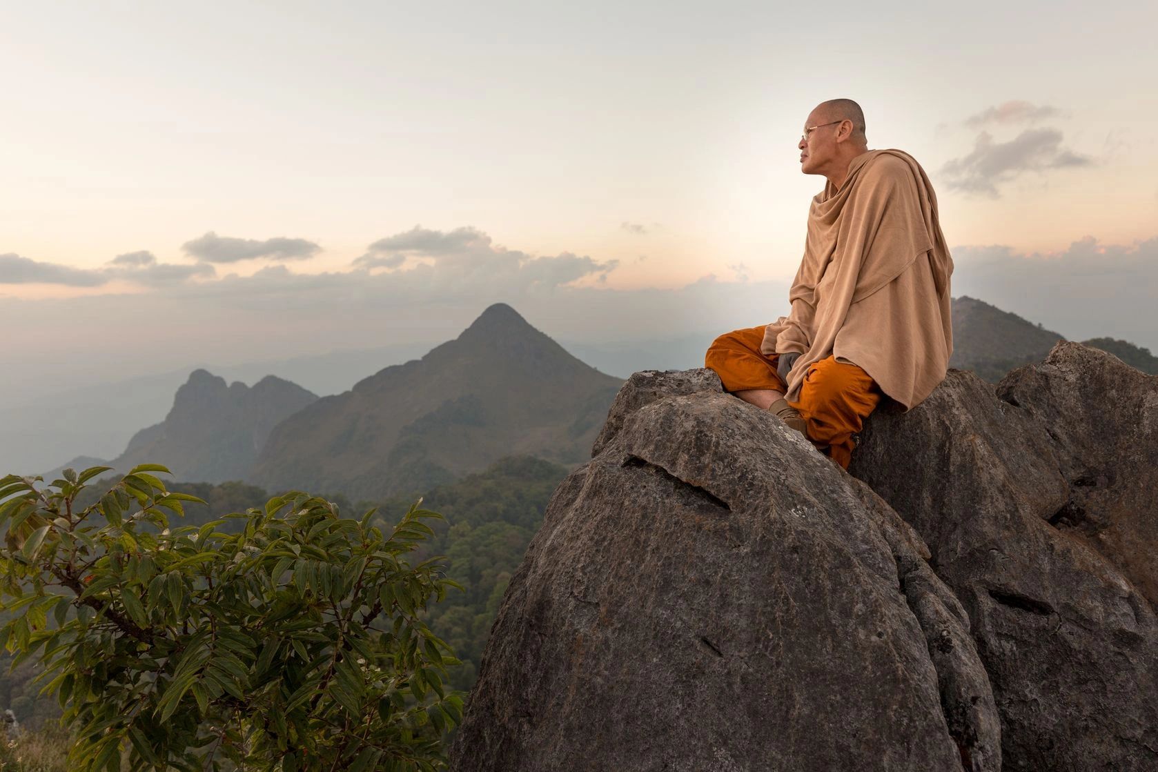 Буддийский монах медитирует в горах арт