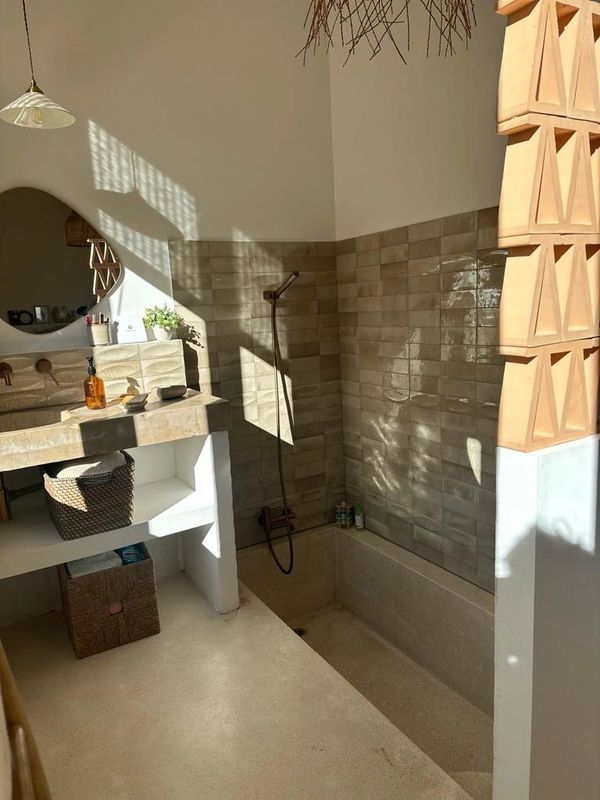 Salle de bain en béton terrazzo 