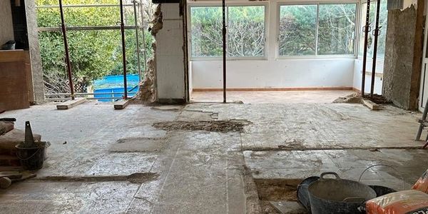 LesAteliersMarseille suppriment les murs porteurs et mettent une structure métallique pour agrandir