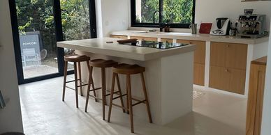 cuisine en béton terrazzo avec plans de travail maçonnés