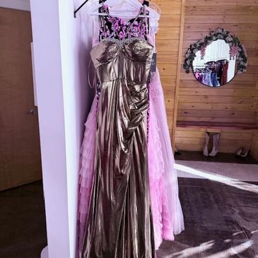 Shiny gold dress with  amazing flow and elegance.