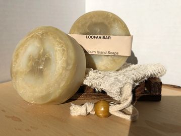 Loofah fiber deeply cleans the skin and soapy properties ensure that no bacteria are attracted.